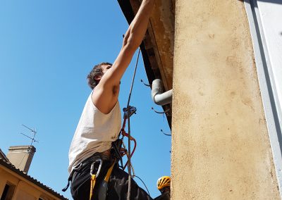 Travaux sur corde en sous face de toiture