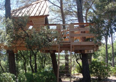 Cabane perchée dans les arbres