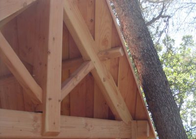 Zoom sur la charpente d'une cabane perchée dans les arbres