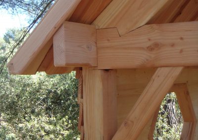 Zoom sur la charpente d'une cabane perchée dans les arbres