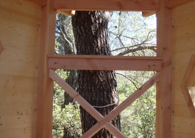 Détail d'une cabane perchée dans les arbres