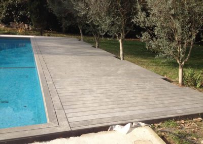 Terrasse de piscine en bois